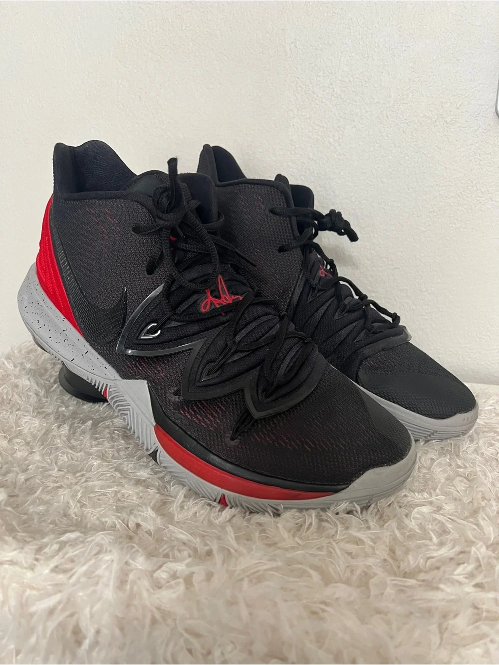 Nike Men’s Kyrie 5 Bred Basketball Shoes Size 13